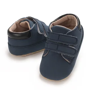 Vue détaillée de baskets bleues pour bébé avec double scratch pour nourrissons