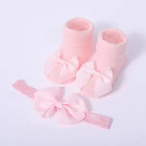 Adorable conjunto de calcetines rosa para bebé y diadema a juego con lazos grandes y elegantes