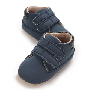Gros plan de baskets bleu marine pour bébés avec double velcro pour nourrissons 0-1 an.