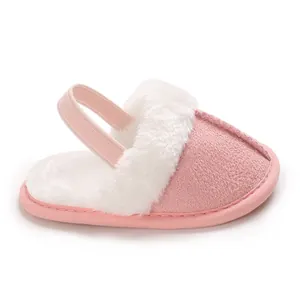 Primo piano scarpa neonata rosa con fodera in ecopelliccia bianca e cinturino elastico.