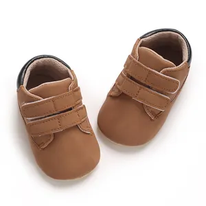 Vue de dessus de baskets marron pour bébés garçons avec double velcro, pour 0-1 an
