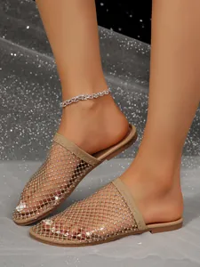 Detailweergave van beige mesh platte muiltjes met sprankelende strass-steentjes zomer
