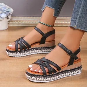 Sandalias negras de plataforma con tiras cruzadas, diamantes de imitación y hebilla de tobillo.