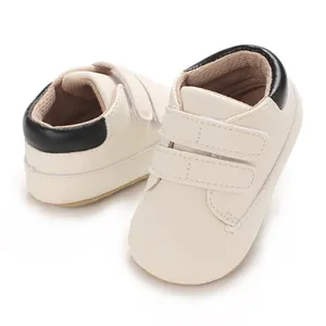 Vue détaillée de baskets pour bébé crème avec velcro et détails noirs à l'arrière