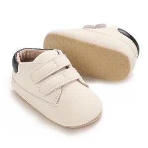Vue détaillée de baskets beiges pour bébé avec velcro et semelles antidérapantes