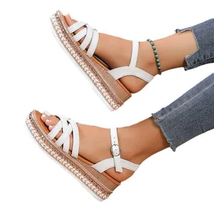 Elegantes sandalias de cuña blancas con tiras cruzadas y suela de plataforma de yute