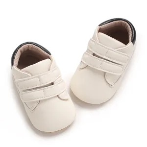 Vue détaillée de chaussures de sport bébé blanc cassé avec double scratch