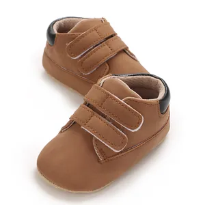 Détail de baskets en daim marron pour bébé avec bandes velcro pour garçons de 0 à 1 an