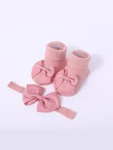 Set de calcetines de punto rosa y diadema a juego con lazos grandes bonitos para bebés