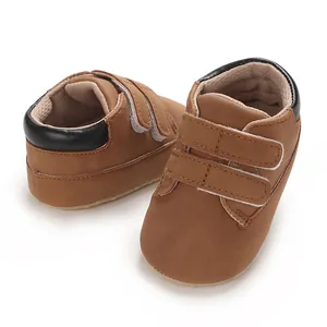 Gros plan de baskets marron stylées pour bébé avec double bande velcro pour nourrissons 0-1