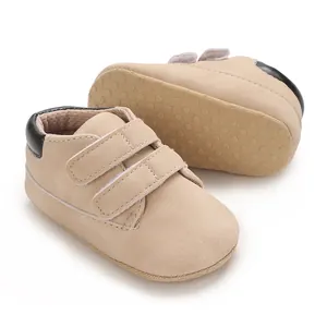Gros plan de baskets bébé beige avec brides velcro et semelles antidérapantes