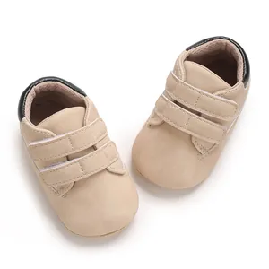 Vue détaillée de baskets beiges élégantes pour bébés de 0 à 1 an avec doubles bandes scratch