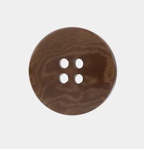 Vue détaillée d'un bouton en corozo marron à quatre trous avec un grain naturel.