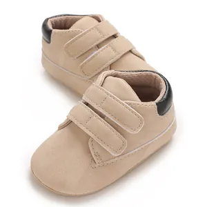 Gros plan détaillé de baskets beiges pour bébés avec double bandes velcro 0-1 an