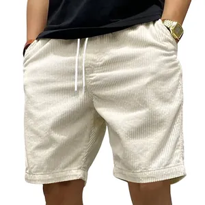 Detailaufnahme der schweren Cord-Shorts für Herren in Cremeweiß mit Kordelzug.