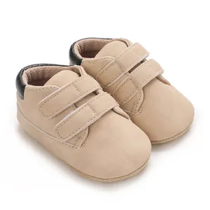 Vue détaillée de baskets pour bébé en daim beige avec double fermeture velcro pratique