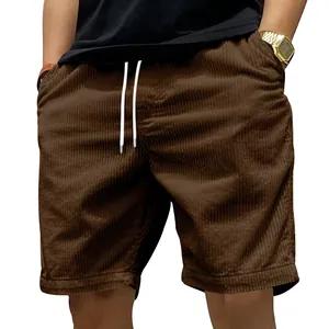 Detail der braunen Cord-Shorts mit weißem Kordelzug und schwerer Textur
