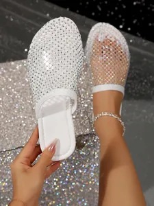 Gedetailleerde weergave van de witte mesh platte pantoffels met glanzende strass