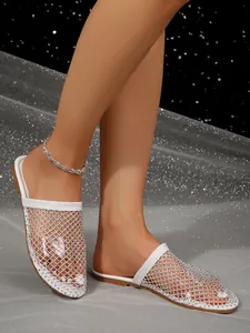 Gedetailleerd overzicht van witte mesh platte sandalen met elegante glanzende stras
