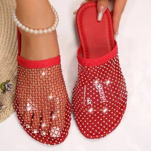 Detailopname van rode mesh-sandalen met sprankelende strassteentjes en opengewerkt design