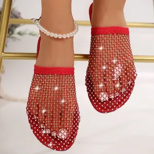 Detailopname van elegante rode mesh sandalen met fonkelende strassteentjes en neus.