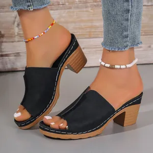Elegante schwarze Pantoletten mit Blockabsatz und feinen Kontrastnähten für Damen