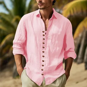 Casual roze katoenen linnen herenoverhemd met retro revers en knopen op een zonnig strand