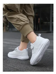 Primer plano de zapatos casuales blancos con suela gruesa para niños en la calle