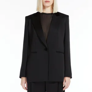 Elegante chaqueta tipo blazer negro de mujer con botón de tagua sobre fondo blanco