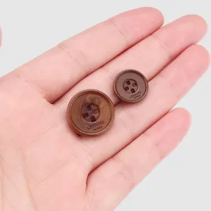 Botones de nuez de palma marrón natural para ropa con grabado LEISURE SERIES