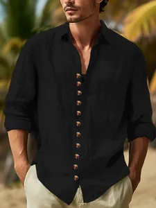 Heren vintage zwart linnen overhemd met decoratieve knopen voor een casual strandlook.
