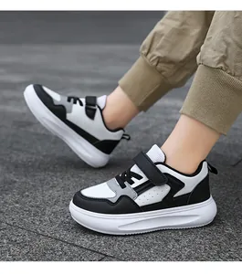 Primer plano de zapatillas infantiles en blanco y negro con suela gruesa al aire