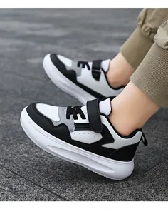Detalle de primer plano de zapatillas de cuero para niños con suela gruesa usadas en exteriores