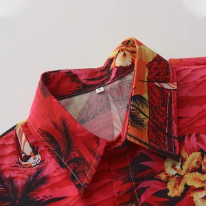 Primer plano del vibrante estampado tropical y el cuello de una camisa playera hawaiana.