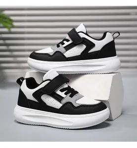 Zapatillas infantiles de suela gruesa en blanco y negro con cierre de velcro ajustable