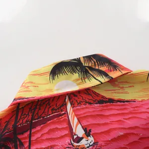 Detalle del cuello de una camisa hawaiana con vibrante estampado de ocaso.