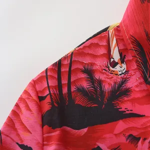 Vista macro detallada del estampado de palmeras tropicales en camisa hawaiana roja