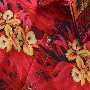 Detalle del estampado floral tropical y los botones de la camisa hawaiana para hombres