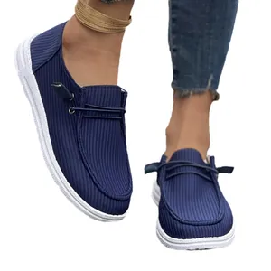 Mocassini casual blu navy da donna con suole bianche piatte e design stringato