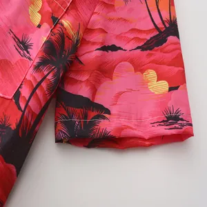 Primer plano detallado de una camisa hawaiana rosa y roja con estampado de palmeras