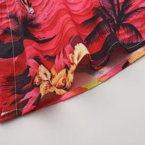 Primer plano de la tela con estampado tropical y costuras de dobladillo bien hechas