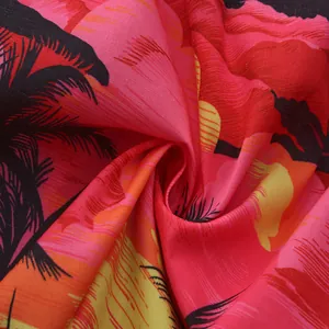 Primer plano macro detallado del estampado de palmeras tropicales en camisa hawaiana
