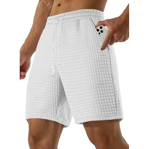 Detailansicht der weißen Waffelstrick-Shorts für Herren mit Seitentasche für Handy