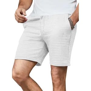 Nahaufnahme weißer Herren-Shorts mit markanter kleiner Gitterstruktur und Kordelzug.