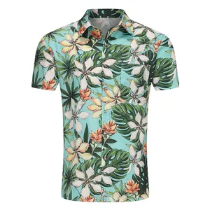Detalle de camisa hawaiana para hombre con estampado floral tropical y hojas de monstera