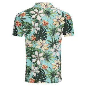 Vista trasera de camisa hawaiana para hombre con estampado floral tropical en azul claro
