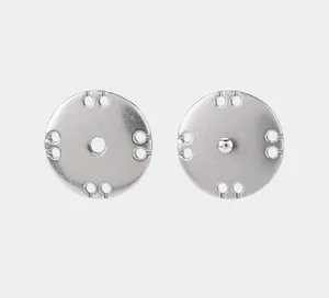 Detailansicht hochwertiger silberner Metalldruckknöpfe für elegante Kaschmirmäntel