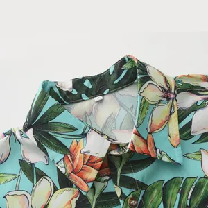 Vista detallada del vibrante estampado floral tropical en el cuello de una camisa hawaiana de hombre