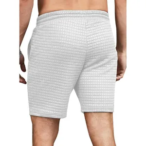 Detaillierte Rückansicht der lässigen weißen gesteppten Herren-Shorts mit Karomuster