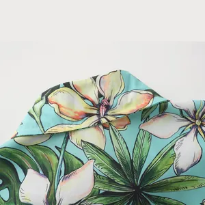 Primer plano del cuello de una camisa hawaiana con estampado de flores tropicales